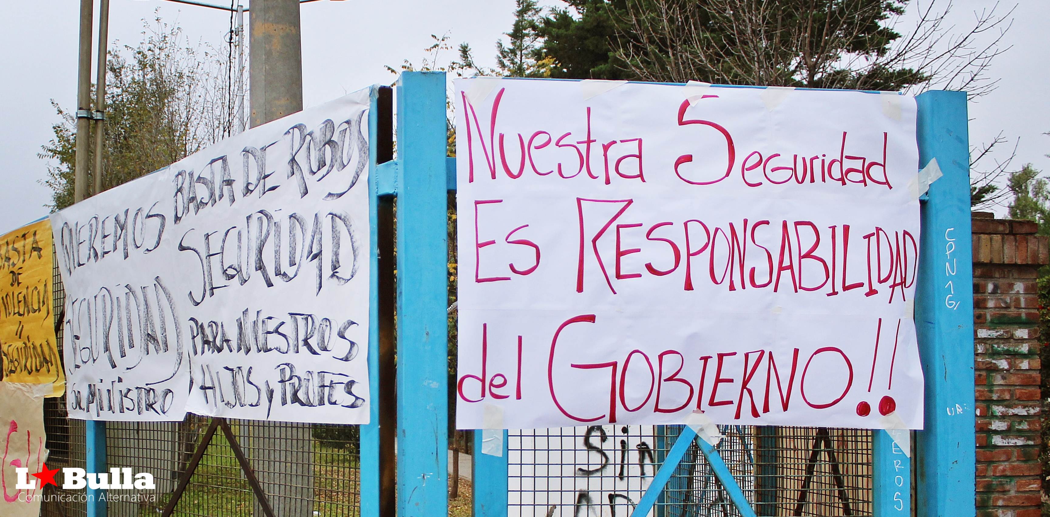 Sentada: estudiantes reclaman en la "Lucio Lucero" ?#?SanLuis? ?#?Reclamos? ?#?Estudiantes? ?#?LucioLucero? ?#?Escuela? ?#?Crisis? ?#?Ajuste? ?#?definanciamiento? ?#?educaciónpública?